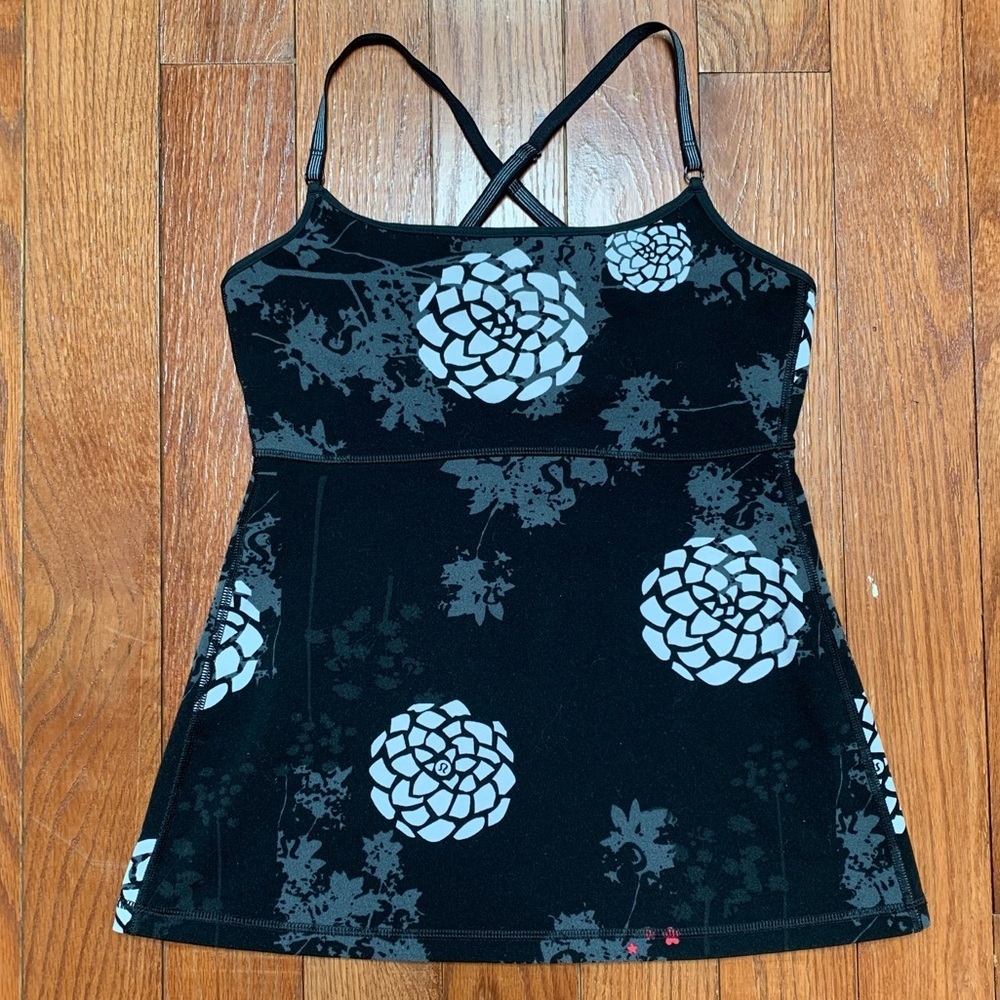 Lululemon black and white tank Size 6